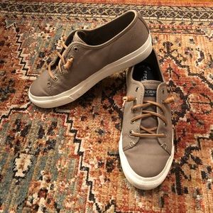 Women’s 8M Sperry Platform Sneakers